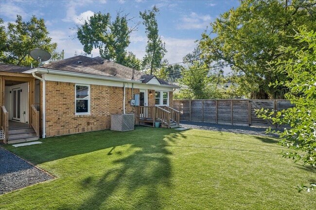 Building Photo - 515 E 9th St