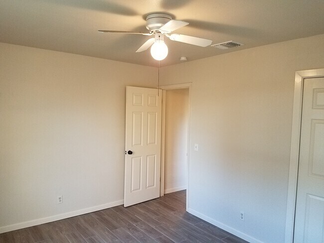 Building Photo - 5227 Vlg Gln Dr