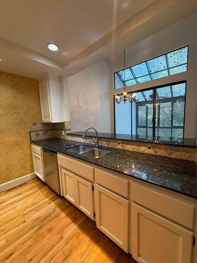 Building Photo - Santa Cruz Townhome Near UCSC! $500 off 1st month!