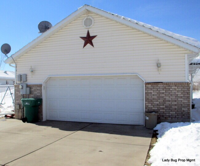 Building Photo - 405 W 375 N