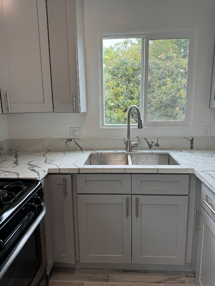 Building Photo - 1553 Ridgeley Dr