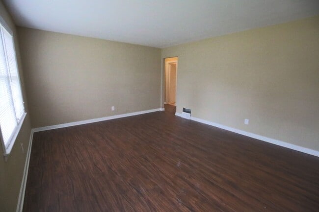 Building Photo - Stylish, Spacious & Updated – Don’t Miss T...