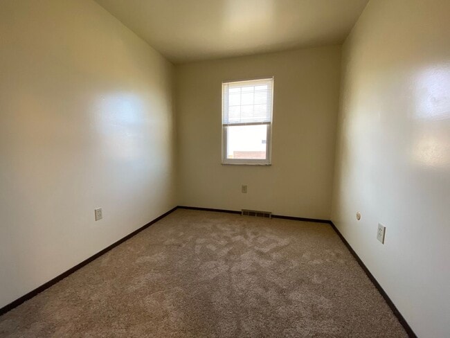 Building Photo - Check This Out! 3 BR Townhome with Washer & Dryer + Equipped Kitchen with Dishwasher! Call Today!