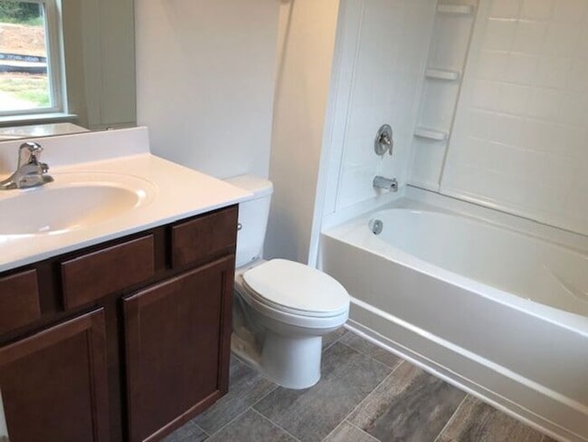 Building Photo - Beautiful 3BR 2.5BA TownHouse w/ In-Unit Laundry • Garage Parking • Stainless Kitchen in Charlotte