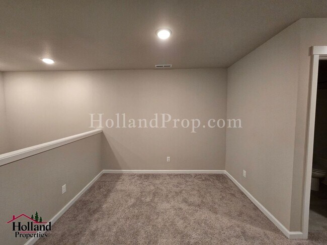 Building Photo - Charming 2-Bedroom, 2-Bath Home in a Prime Hillsboro Location *** Special offer of $150 on your f...