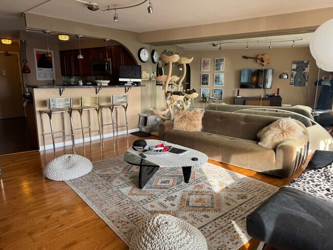 Building Photo - 300 N State St