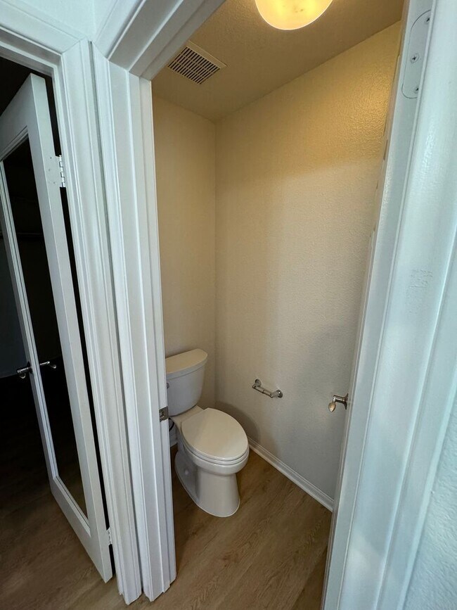 Building Photo - 4 Bedroom + Utility Room / 3.5 Bath Home F...