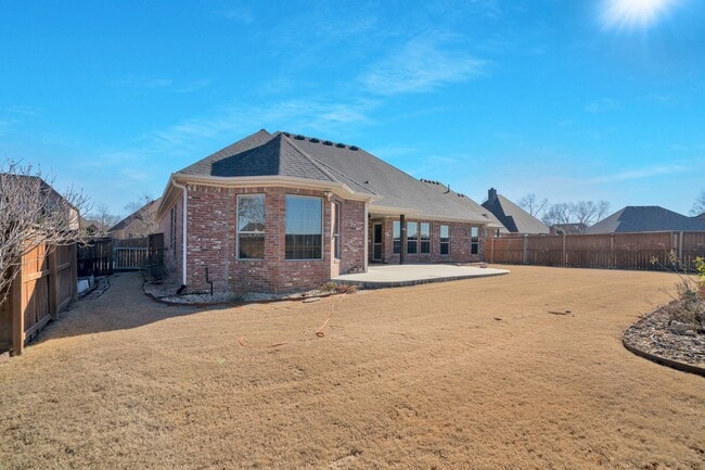 Building Photo - Executive Bentonville Home convenient to WM Home Office and more!