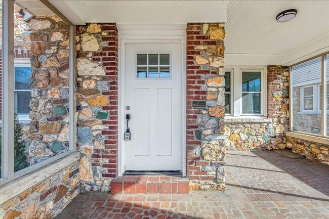 Building Photo - Live Stylishly. Live Comfortably. Live Memphis