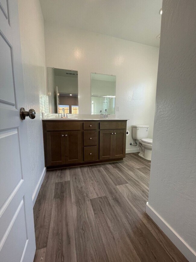 Building Photo - Modern Luxury Living in Madera!