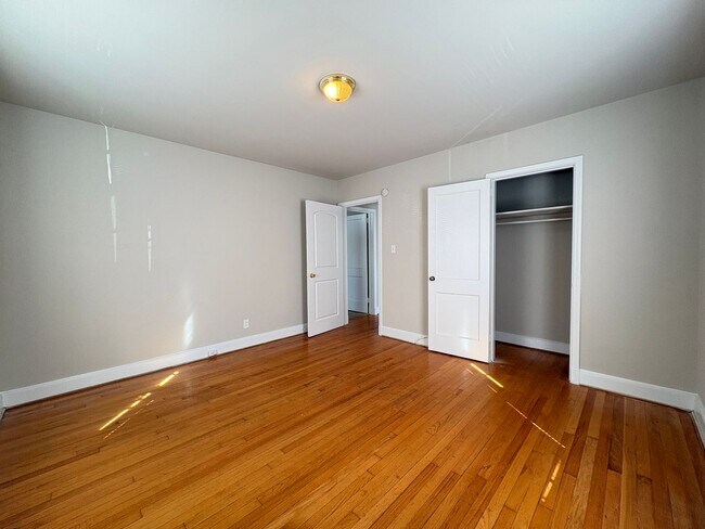 Building Photo - 2 Bedroom, 1 Bathroom Apartment in Greensboro!