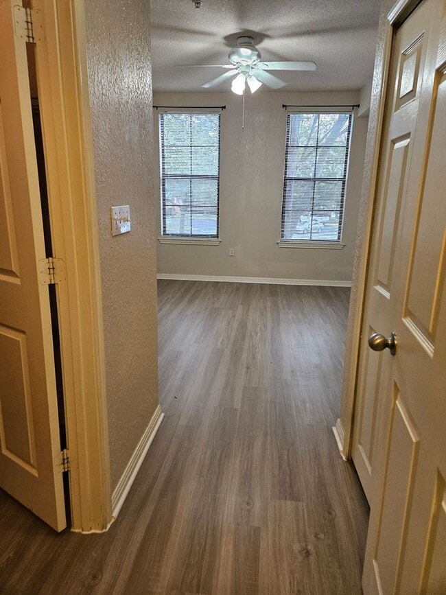 Building Photo - $600 Deposit*Spacious 1 BDRM Condo Downtown!