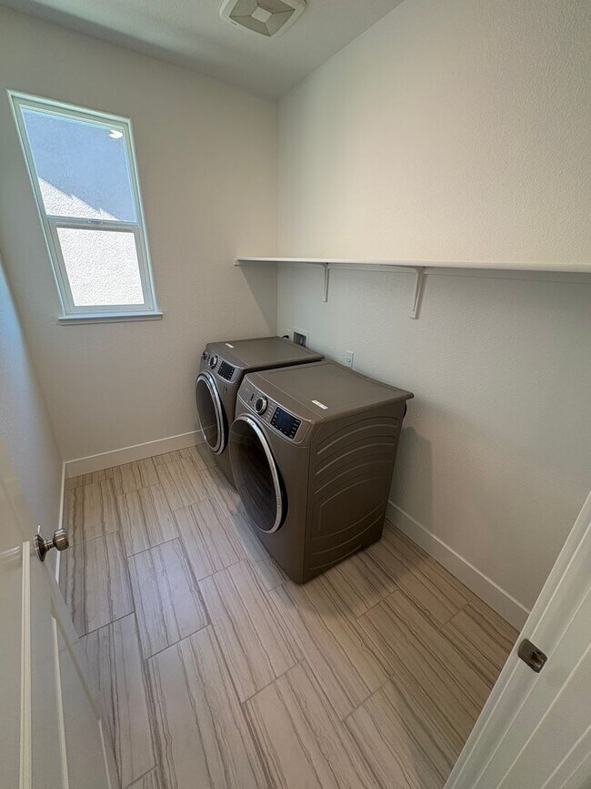 Building Photo - Beautiful 4 Bedroom 3 Bath Brentwood Home With SOLAR