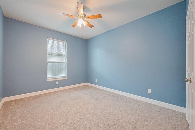 Building Photo - 5511 Highland Dr