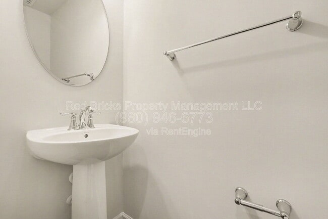 Building Photo - 727 Dynamo St NW