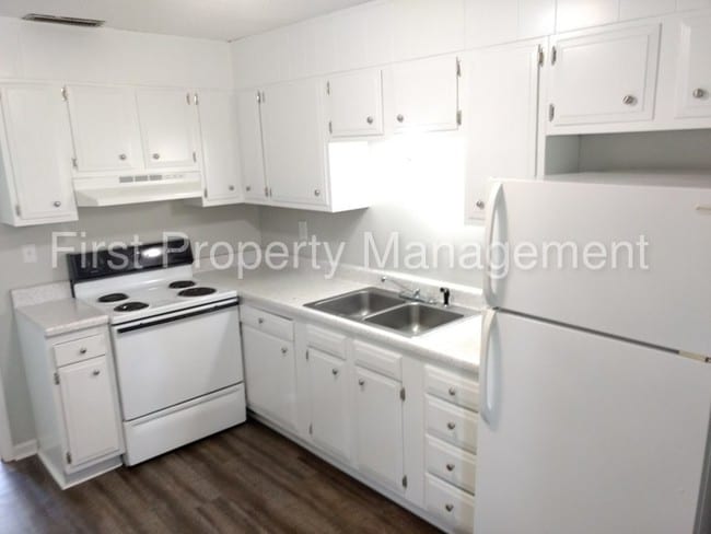 Building Photo - 2 bedroom 1 bath Duplex East Ridge
