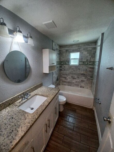 Building Photo - Priced to Rent 3/2 in Fort Myers