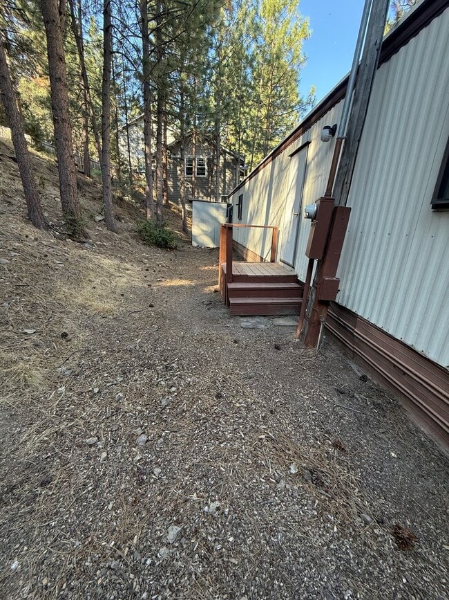 Building Photo - 2 Bed/1 Bath on Bend's Westside - Stannium...