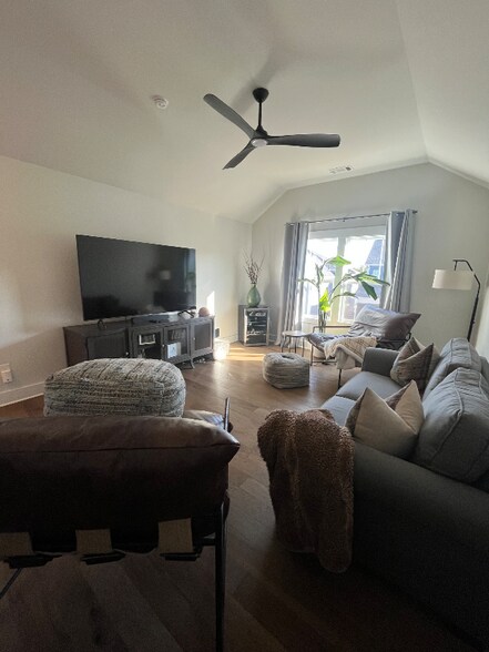 Building Photo - 40 Elmsley Rd