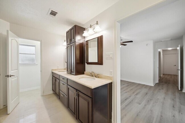 Building Photo - 25402 Lynbriar Ln