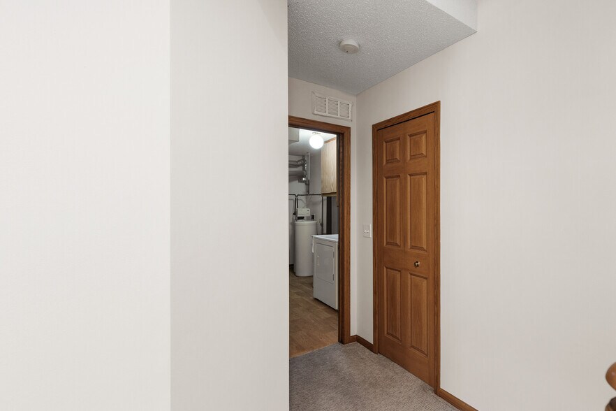 Building Photo - 6860 Meadow Grass Ln S