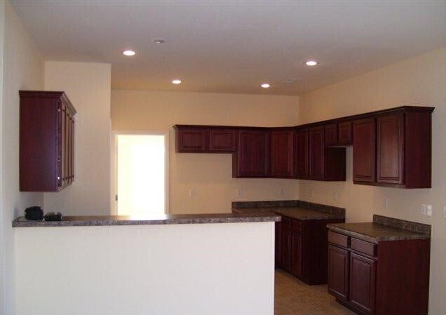 Building Photo - 3 bed 2 bath home with Fenced in backyard!