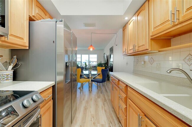 Building Photo - 3806 Gulf of Mexico Dr