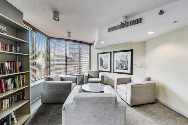 Building Photo - 400 N La Salle Dr