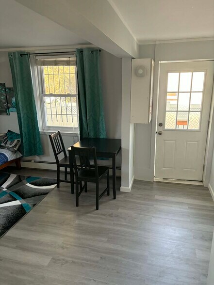 Building Photo - 723 Sharon Ave