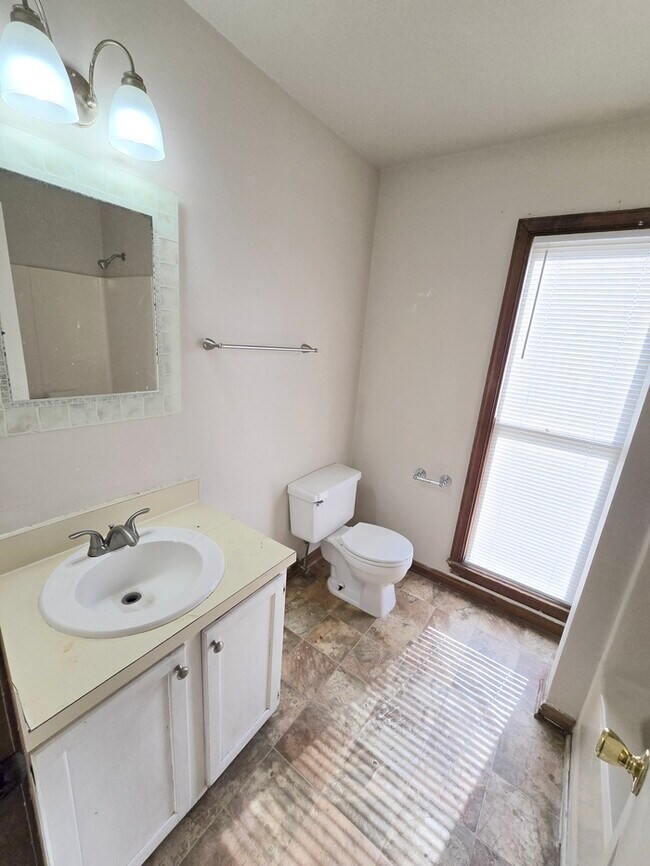 Building Photo - 2-STORY CONDO IN HEART OF PORTSMOUTH! 2 BED/2 BATH!