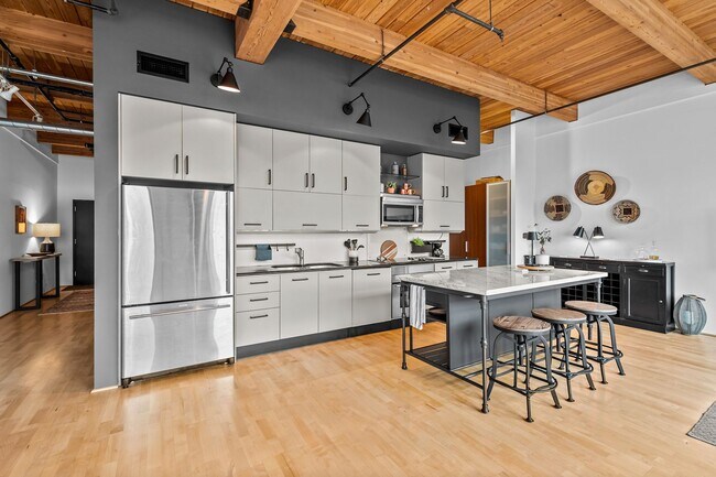 Building Photo - Gorgeous One Bedroom Luxury Condo in Ballp...