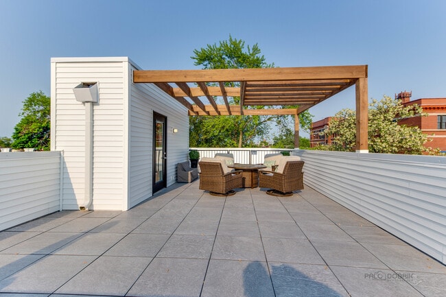 Building Photo - 1304 N Lawndale Ave