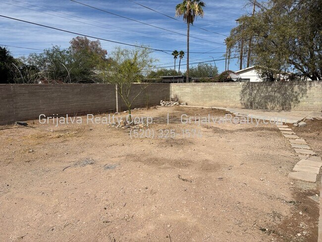 Building Photo - 4641 E 18th St