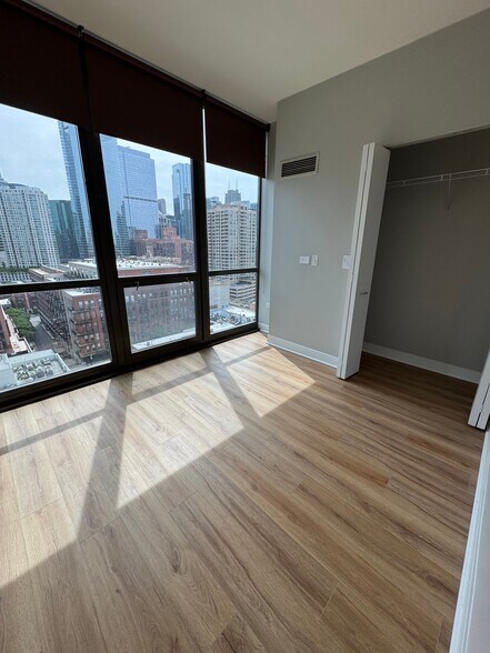 Building Photo - 320 N Desplaines St