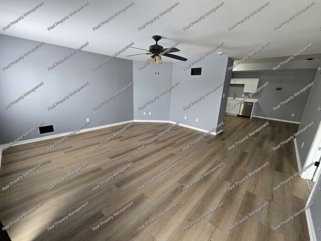 Building Photo - Updated 2 Bedroom Townhome