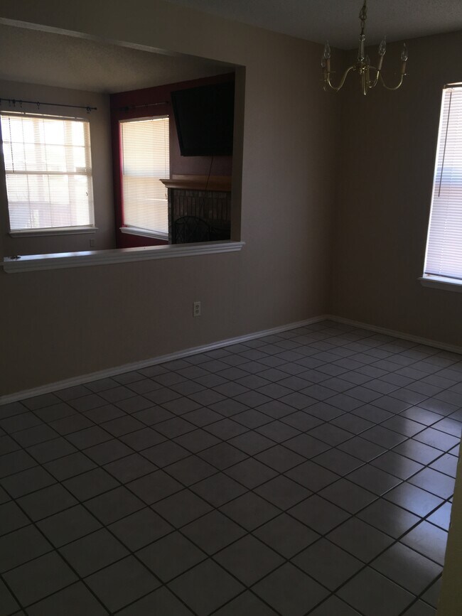 Building Photo - 6101 9th Dr