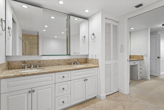 Building Photo - 529 S Flagler Dr