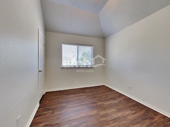 Building Photo - 1008 Kenbob Cir