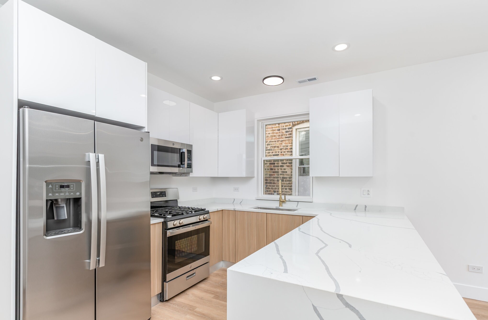 Building Photo - 2132 S Fairfield Ave