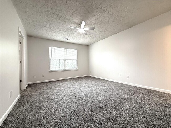 Building Photo - 2150 Lexington Ln