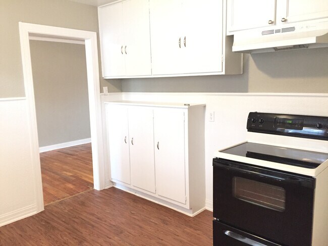 Building Photo - Pre-Leasing - Traditional Home in Tech Terrace near J&B Coffee!