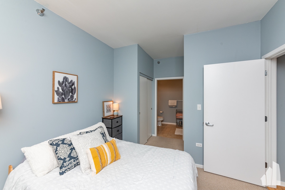 Building Photo - 1 E 8th St