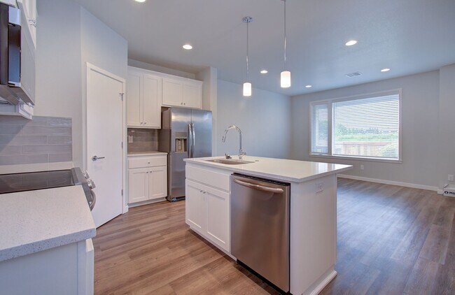 Building Photo - Beautiful Townhouse with Easy Access to Everything!