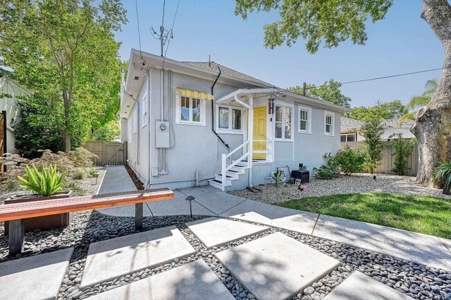 Building Photo - Beautiful vintage home