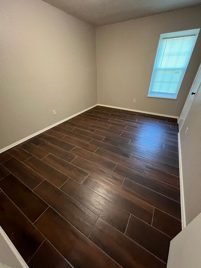 Building Photo - 3 Bed 1.5 Bath Total Electric House, With 1 Car Garage. Yard Care Included.