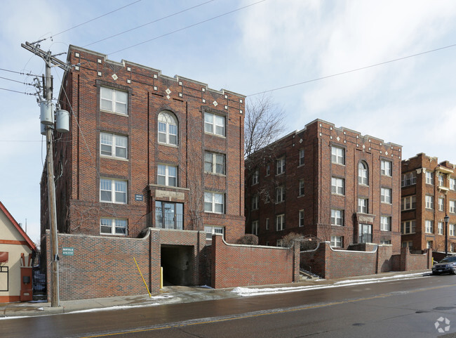 Primary Photo - Twin Court Apartments