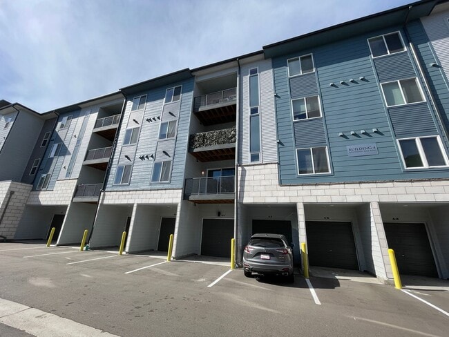 Building Photo - Newly Built Move-in Ready Modern Condo!