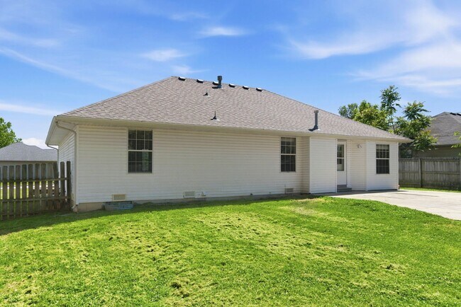 Building Photo - Nixa 3 bed 2 bath 2 car garage home!