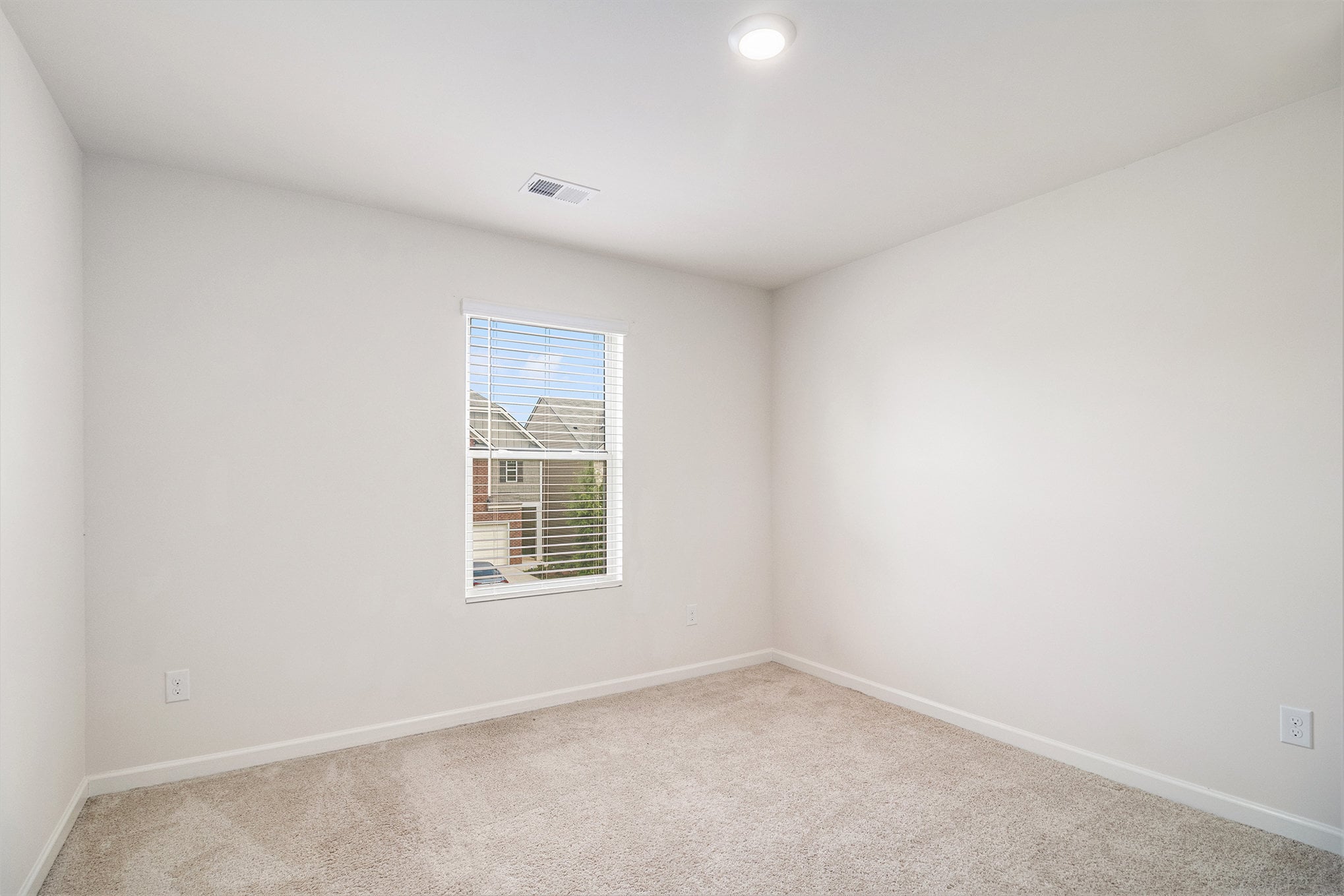 Building Photo - 3135 Hendrick Dr