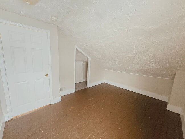 Building Photo - Spacious Three Bedroom Home